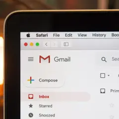 Ekran Gmail z menu Safari. Widoczny przycisk "Compose" i opcje skrzynki odbiorczej. Idealne miejsce na zakończenie maila po angielsku.