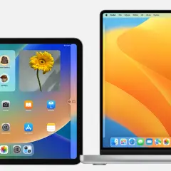 Nowe urządzenia Apple z promocją apple zniżka studencka. Widok ekranu iPada z aplikacjami oraz MacBooka z dynamiczną tapetą.