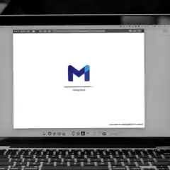 Laptop z otwartym Gmailem, gotowy do nauki, jak napisać maila po angielsku.