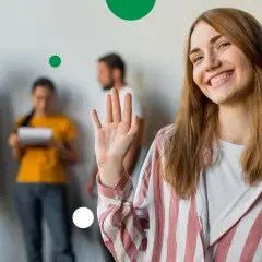 Uśmiechnięta dziewczyna macha na powitanie, mówiąc "dzień dobry po włosku". W tle szkoła językowa Belle Parole.