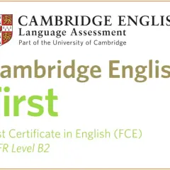 Logo Cambridge English z napisem "Cambridge English First", czyli FCE egzamin na poziomie B2.