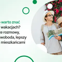 Młodzi turyści z mapą, gotowi na wakacje. Znajomość podstawowych zwrotów po włosku ułatwi rozmowy i kontakt z mieszkańcami.