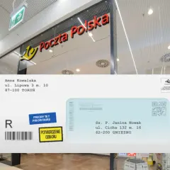Przed placówką Poczty Polskiej widać kopertę z danymi adresowymi i znaczkami, co sugeruje odmianę imion w korespondencji.