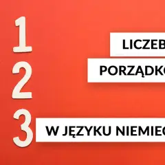 Drewniane cyfry 1, 2, 3 obok napisów: "LICZEBNIKI PORZĄDKOWE W JĘZYKU NIEMIECKIM".