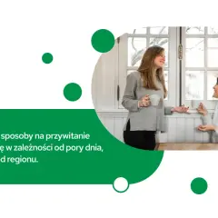 Dwie kobiety rozmawiają przy kawie. Uczą się włoskiego, by poznać "dobry wieczór po włosku" i inne zwroty.