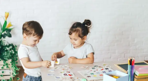 Stolik edukacyjny czy warto kupić? Oto prawdziwe korzyści dla dziecka