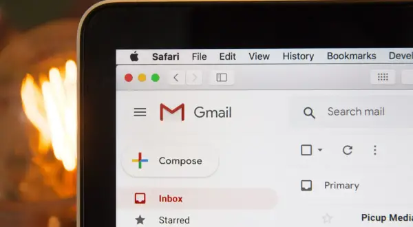 Ekran Gmail z menu Safari. Widoczny przycisk "Compose" i opcje skrzynki odbiorczej. Idealne miejsce na zakończenie maila po angielsku.