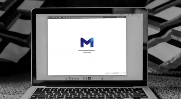 Laptop z otwartym Gmailem, gotowy do nauki, jak napisać maila po angielsku.