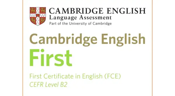 Logo Cambridge English z napisem "Cambridge English First", czyli FCE egzamin na poziomie B2.