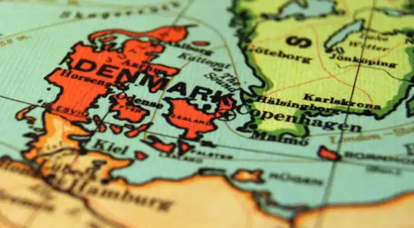 Mapa pokazuje Danię, zaznaczoną na pomarańczowo, z Kopenhagą i Malmö.