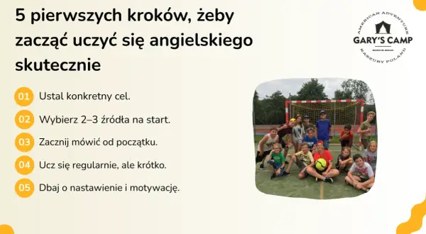 5 kroków, jak skutecznie uczyć się angielskiego: ustal cel, wybierz źródła, mów od początku, ucz się regularnie i dbaj o motywację. Grupa dzieci na obozie.