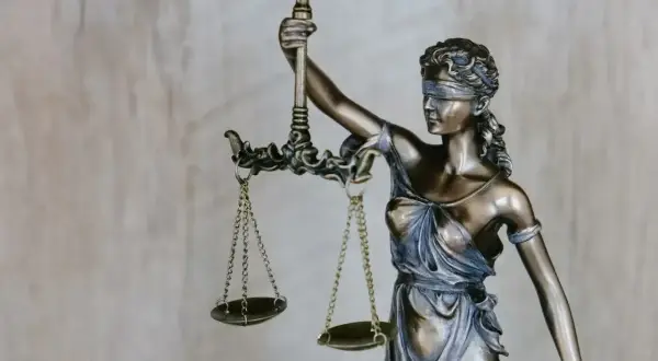 Figurka Temidy z wagą symbolizuje sprawiedliwość, a jej zarobki mogą być wysokie.