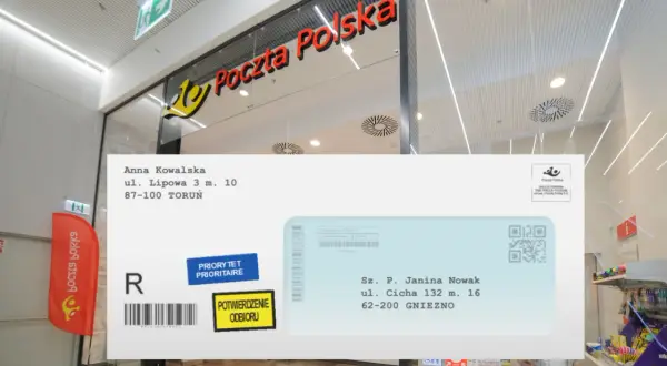 Przed placówką Poczty Polskiej widać kopertę z danymi adresowymi i znaczkami, co sugeruje odmianę imion w korespondencji.