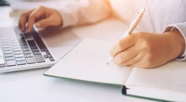 Praca dla informatyka po studiach: Jak uniknąć trudności na rynku pracy
