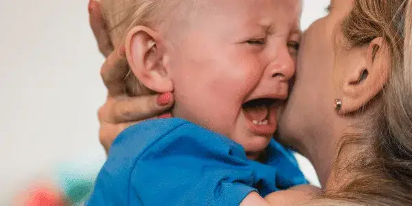 Skok rozwojowy 5 miesiąc objawy – jak rozpoznać lęk separacyjny?