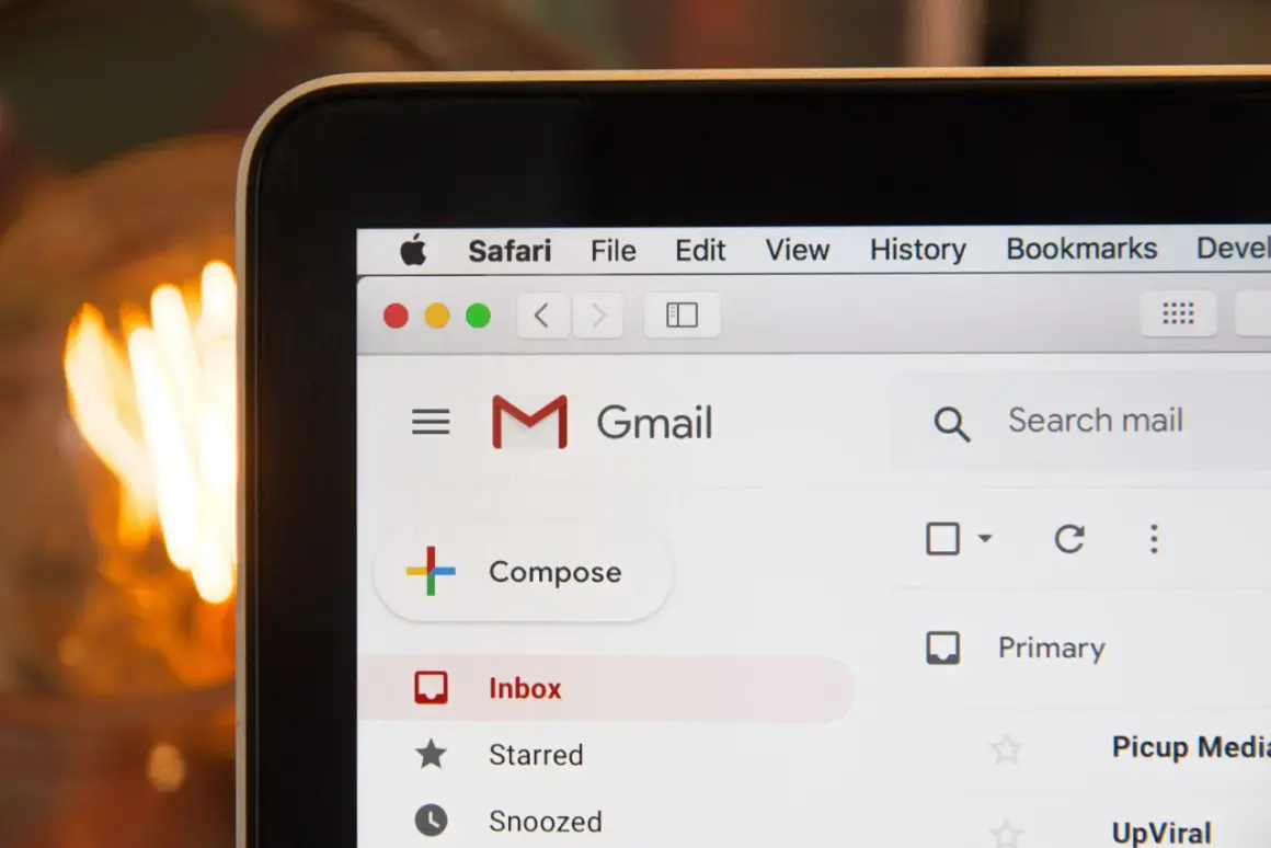 Ekran Gmail z menu Safari. Widoczny przycisk "Compose" i opcje skrzynki odbiorczej. Idealne miejsce na zakończenie maila po angielsku.