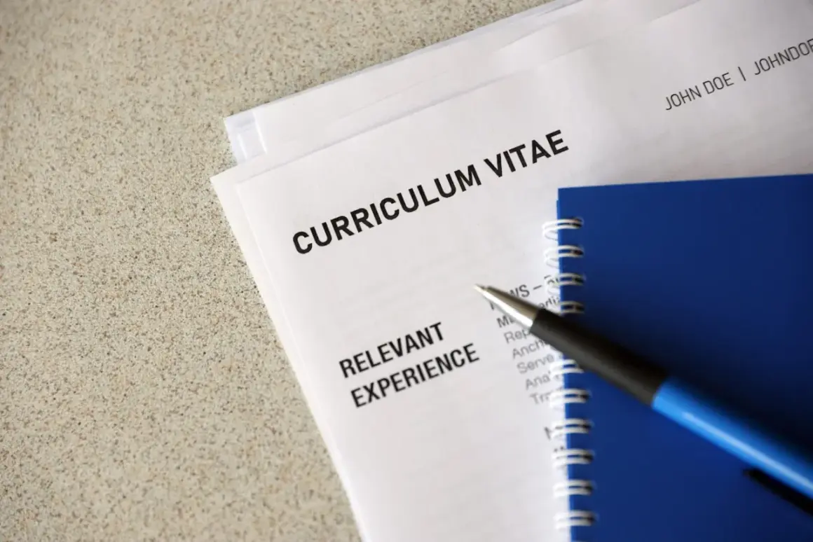 Długopis leży na dokumentach z nagłówkiem "CURRICULUM VITAE". Widoczna jest sekcja "RELEVANT EXPERIENCE" oraz klauzula CV po angielsku.