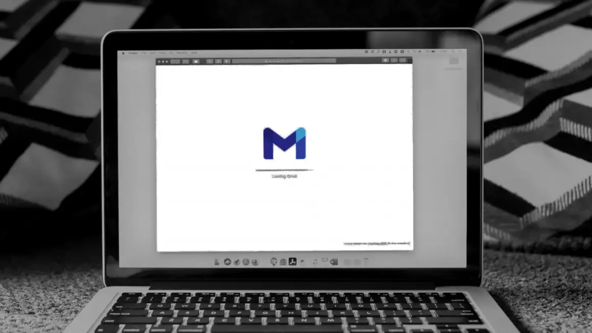 Laptop z otwartym Gmailem, gotowy do nauki, jak napisać maila po angielsku.