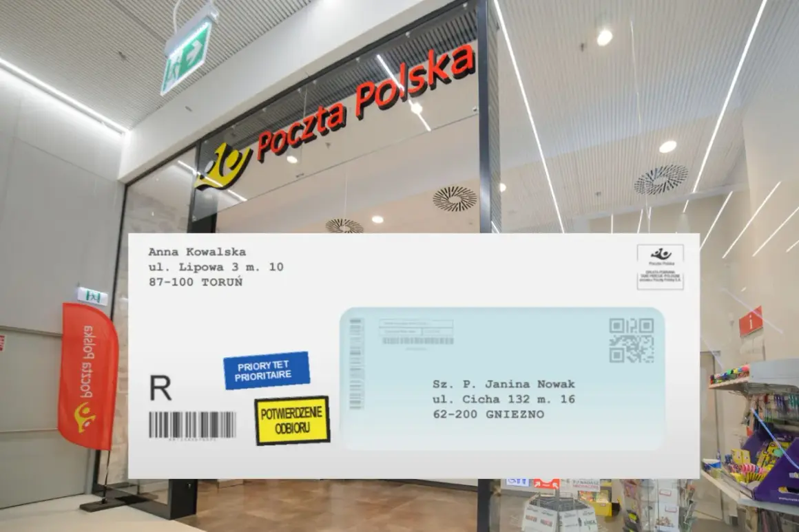 Przed placówką Poczty Polskiej widać kopertę z danymi adresowymi i znaczkami, co sugeruje odmianę imion w korespondencji.